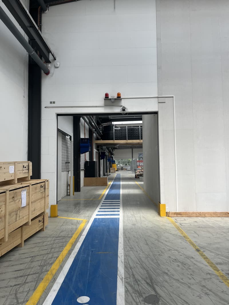 Espace industriel lumineux avec accès camion, idéal pour la production et la logistique (7)