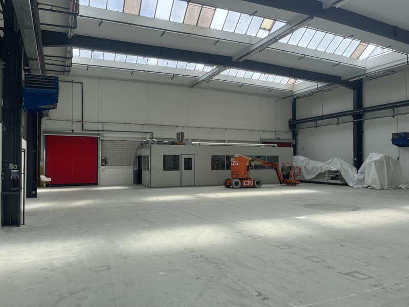 Espace industriel lumineux avec accès camion, idéal pour la production et la logistique (3)