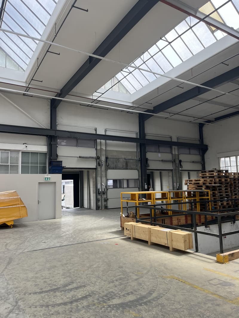 Espace industriel lumineux avec accès camion, idéal pour la production et la logistique (8)