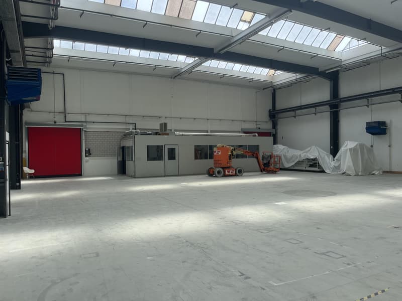 Espace industriel lumineux avec accès camion, idéal pour la production et la logistique (6)