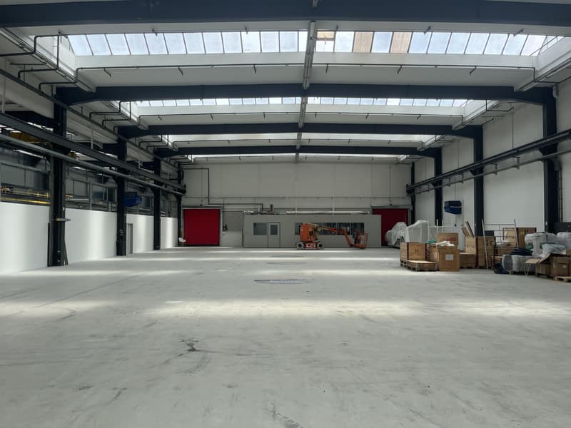 Espace industriel lumineux avec accès camion, idéal pour la production et la logistique (2)