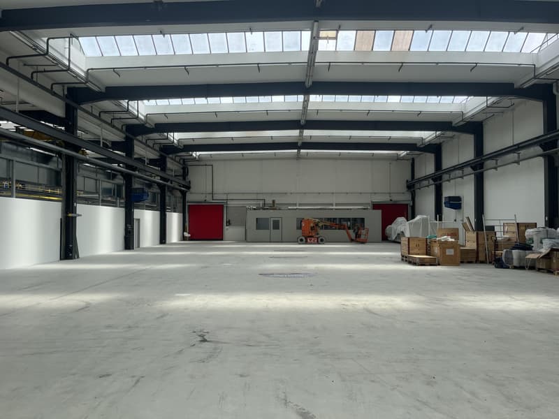 Espace industriel lumineux avec accès camion, idéal pour la production et la logistique (5)