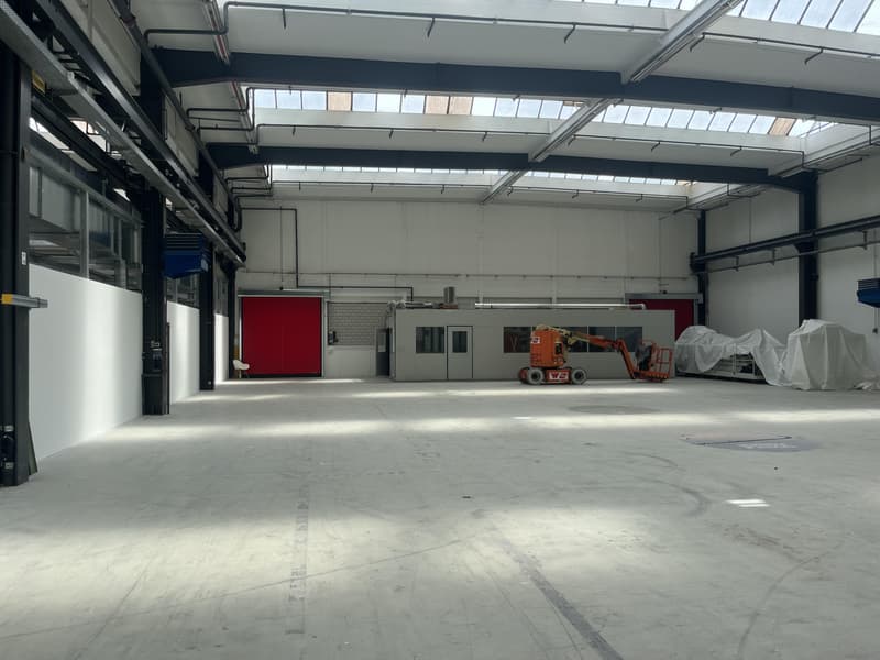 Espace industriel lumineux avec accès camion, idéal pour la production et la logistique (4)