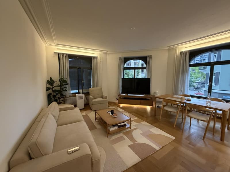 Exklusive 2.5-Zimmer-Altbauwohnung mit historischem Charme und modernstem Ausbaustandard im Herzen von Zürich (2)