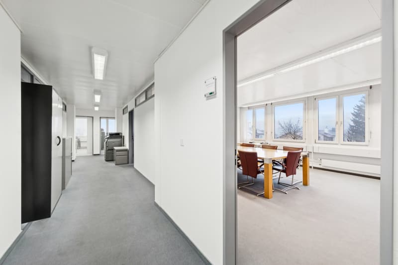 Korridor mit Blick ins Sitzungszimmer