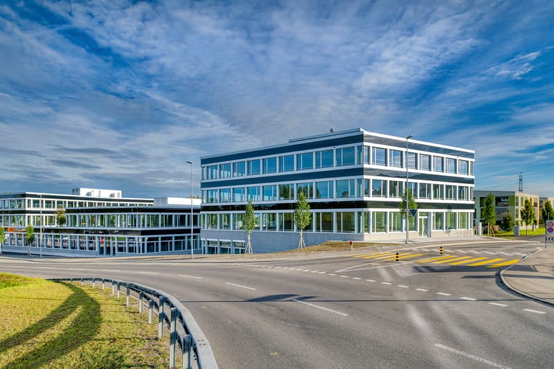 Vom Dorfzentrum Buchrain kommend mit Einfahrt Stegmattstrasse (Gebäude 1 im Vordergrund)