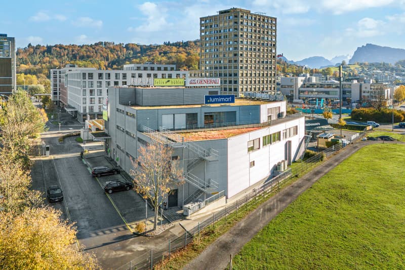 Aussenansicht / Parkplätze im Freien
