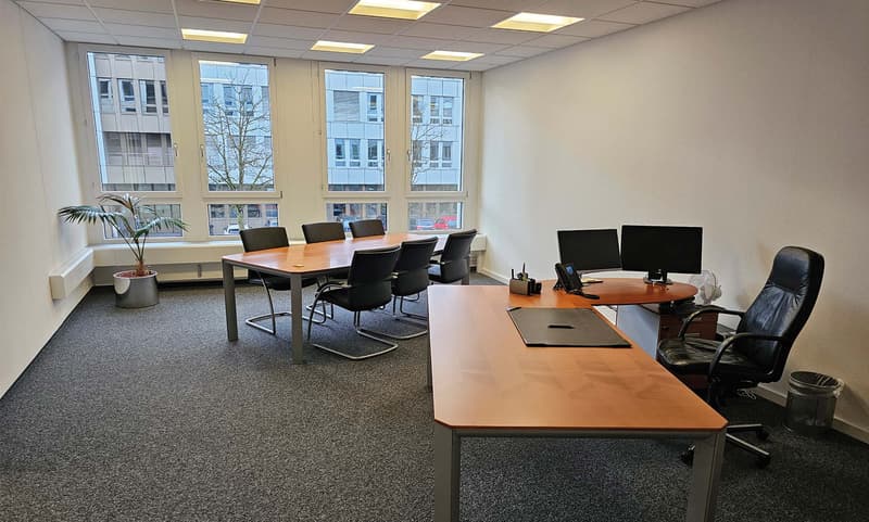 Grosszügiges Büro mit Sitzungstisch