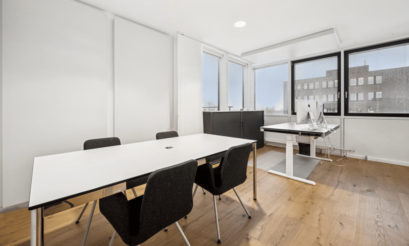 Einzelbüro mit Platz für Besprechungstisch