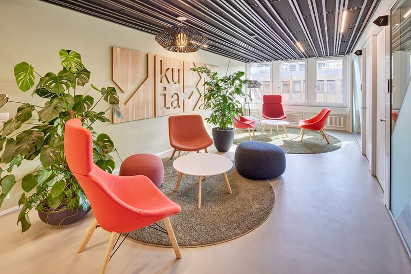 Die komfortablen Lounges laden zu einer kurzen Pause oder einem informellen Austausch ein.
