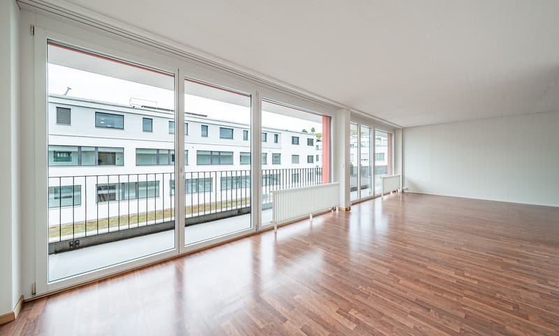 Viel Tageslicht durch grosse Fensterfront