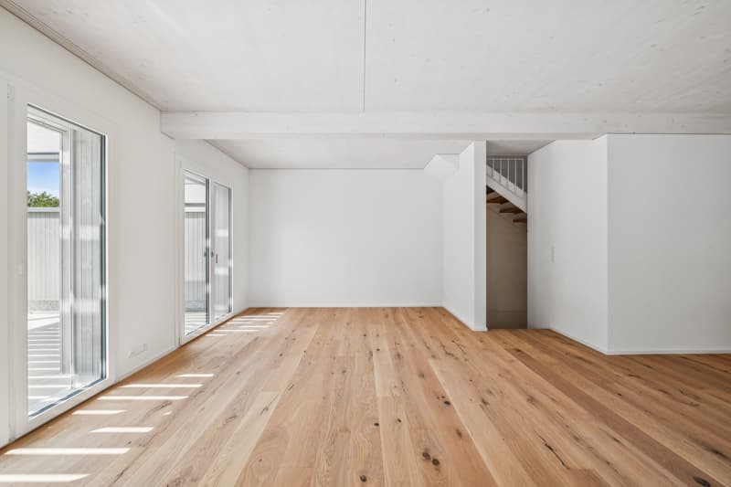 Helles Wohnzimmer mit edlem, weiss geöltem Parkettboden (Eiche)