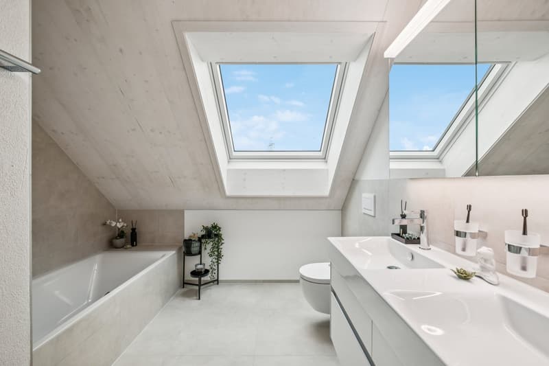 Geräumige Nasszelle im Dachgeschoss mit Badewanne und modernem Dusch-WC von Geberit (Haus 2b)