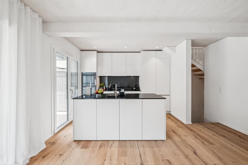 Offene Küche in zeitlosem Design und mit hochwertigen Apparaten