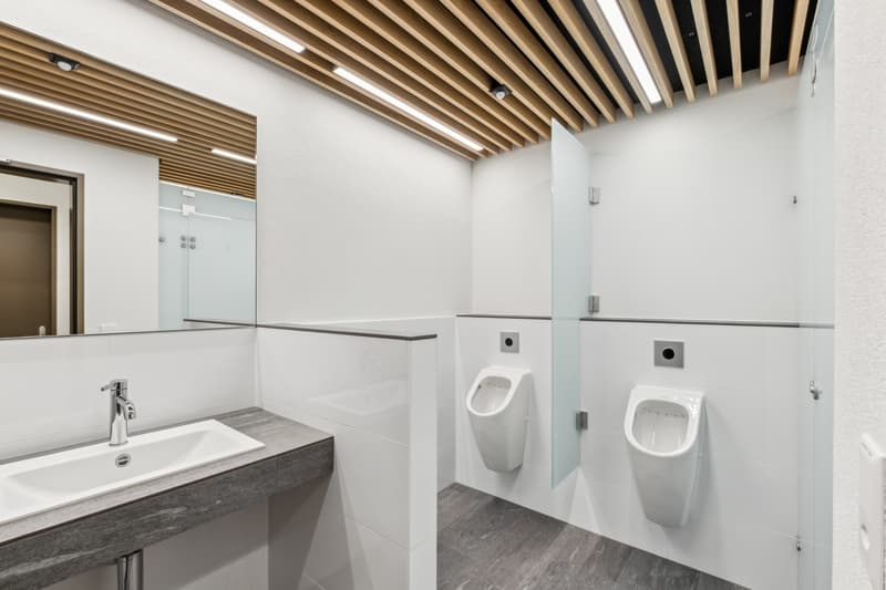 Moderne Toiletten (M/F) auf der Etage