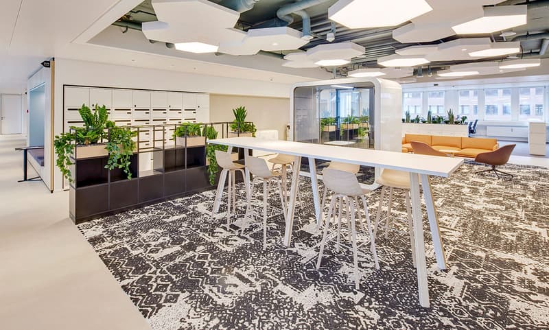 Die Hochtische und Lounges laden für ein Gespräch unter Büronachbarn ein.