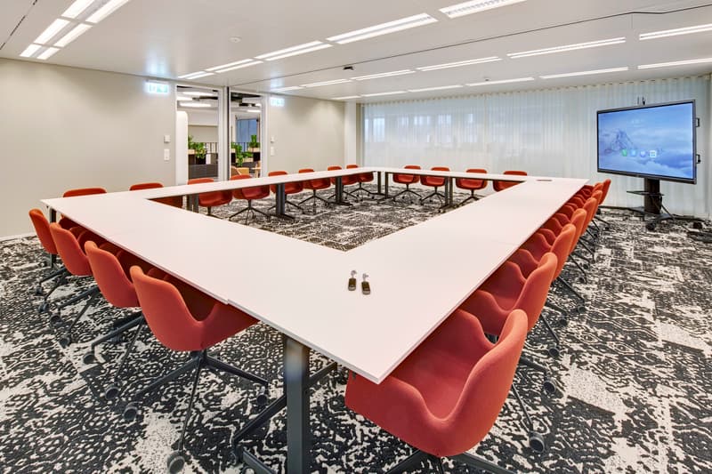 Der Konferenzraum garantiert ein ideales Setup für grössere Besprechungen.