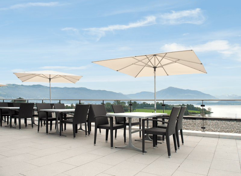 Seesicht und Sonne  Die ideale Terrasse für ein entspanntes Mittagessen