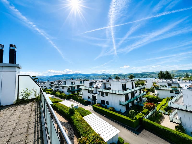 Panorama pur: Stilvolle Attika mit See- und Bergblick (2)