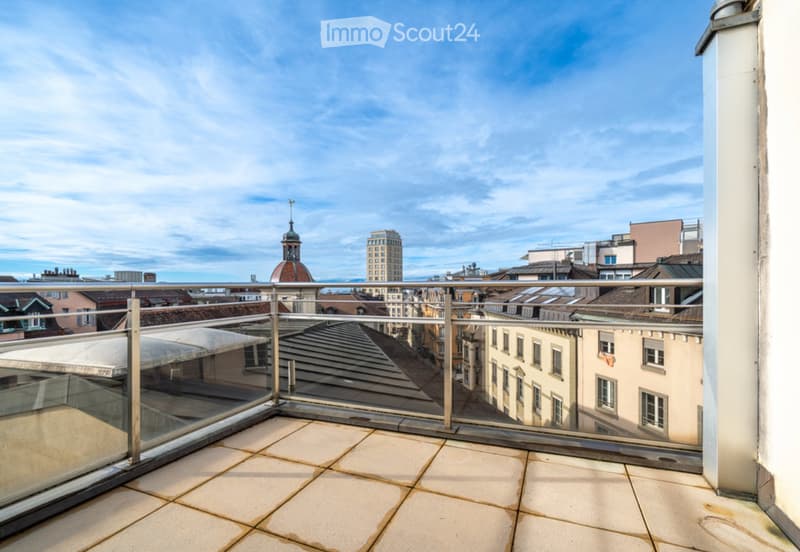 Beautiful 2.5 room apartment, in the heart, with balcony and view (2)