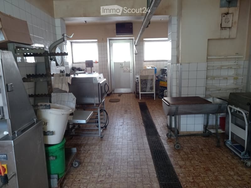 Piccolo edificio con 3 appartamenti da ristrutturare (5)