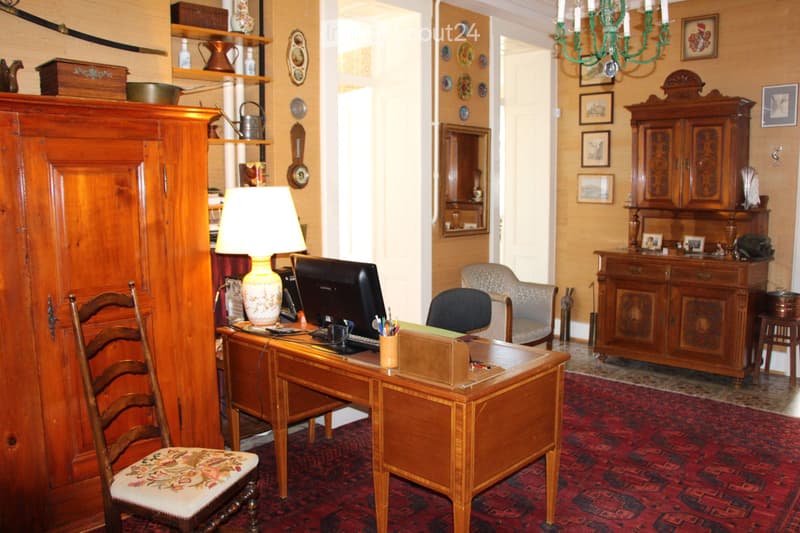 Beautiful old apartment, furnished, 6 rooms in the city center (4)