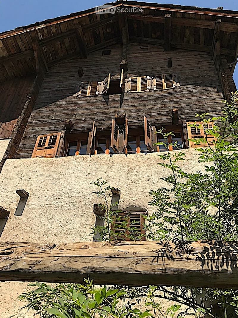 Prächtiges Dorfhaus, außergewöhnlicher alter Charme! (1)