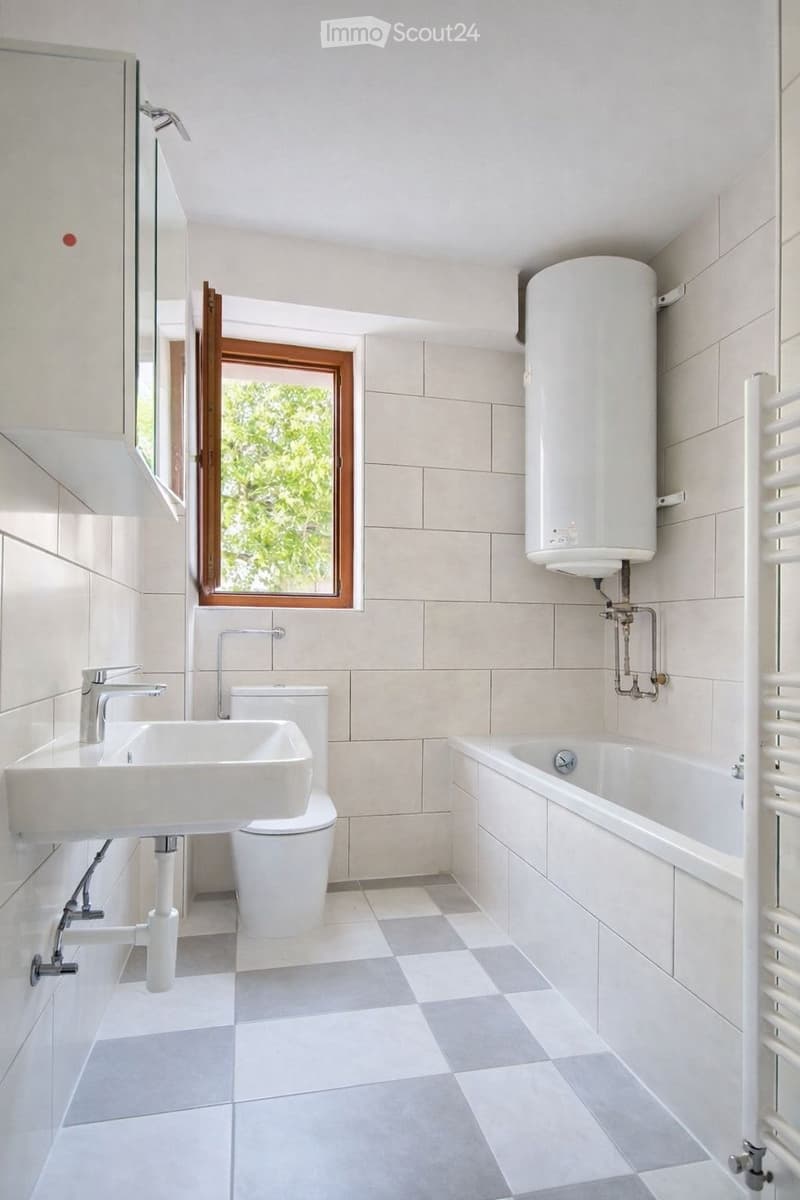 Großzügige 6-Zimmer-Wohnung im Erdgeschoss (2)