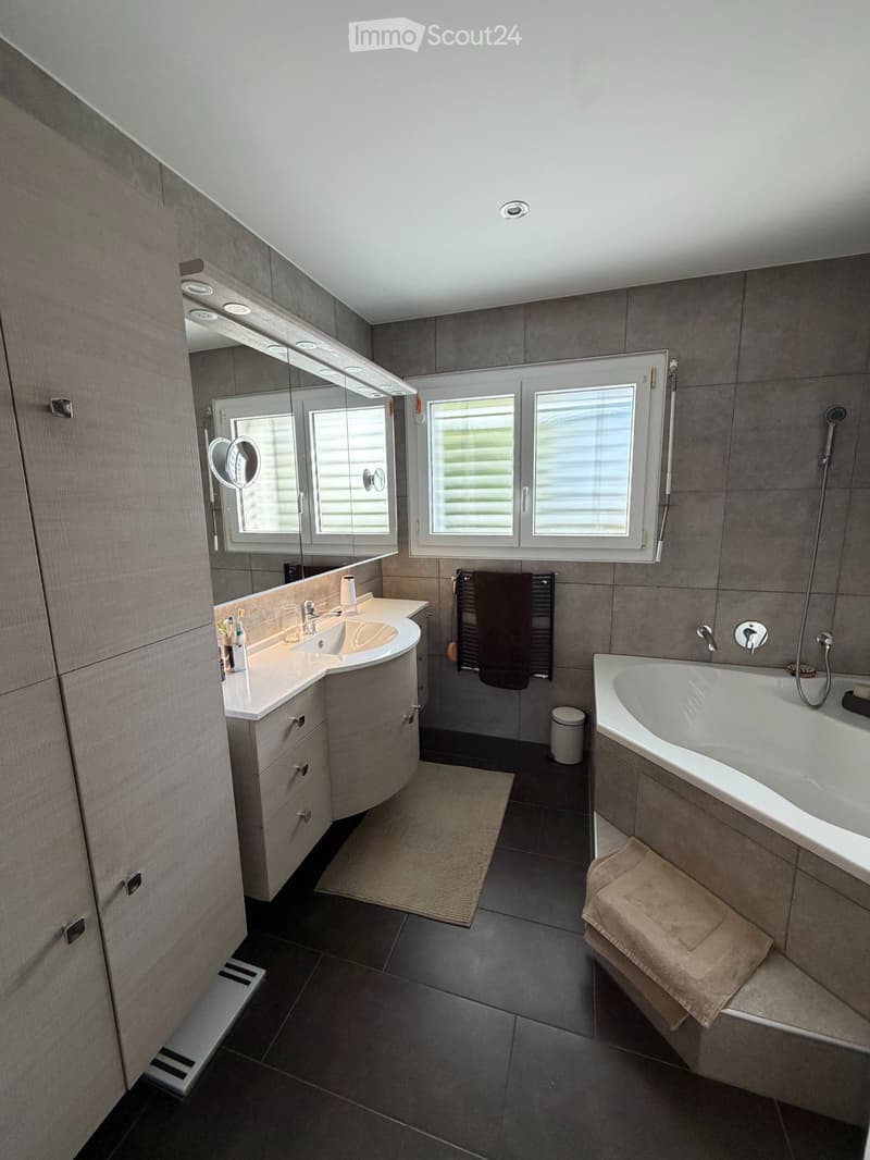 Villa with panoramic view, large garden and heated pool (9)