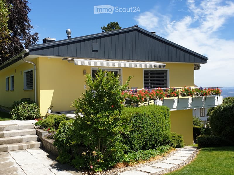 Villa with panoramic view, large garden and heated pool (13)