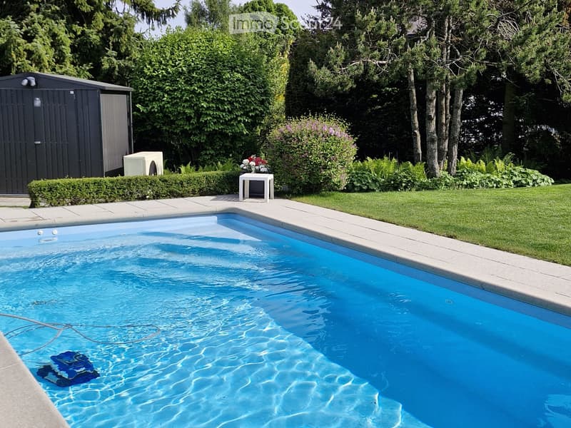 Villa with panoramic view, large garden and heated pool (1)