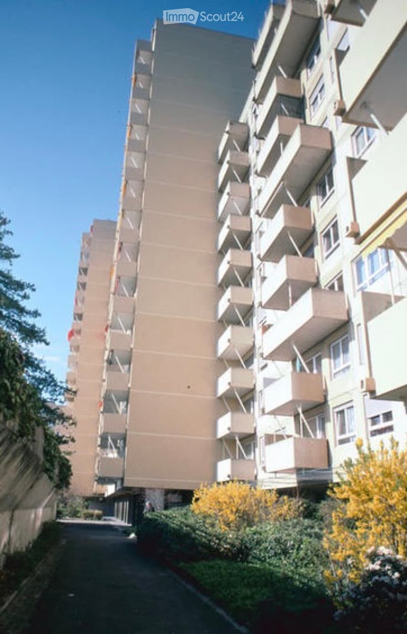 Übergabe des Mietvertrags Geräumige 6-Zimmer-Wohnung (1)