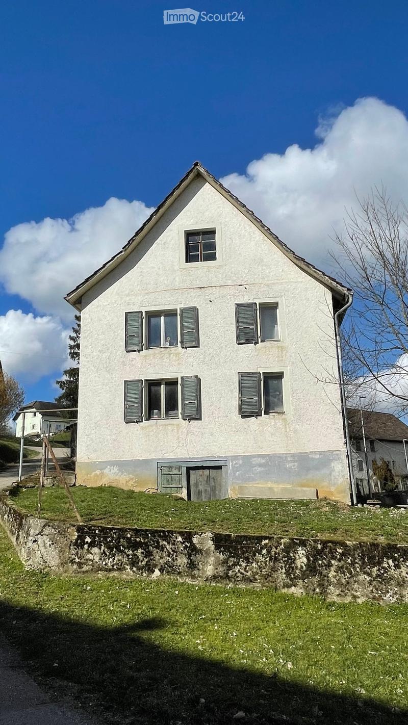 Une maison à réinventer au cur dun village paisible ! (2)