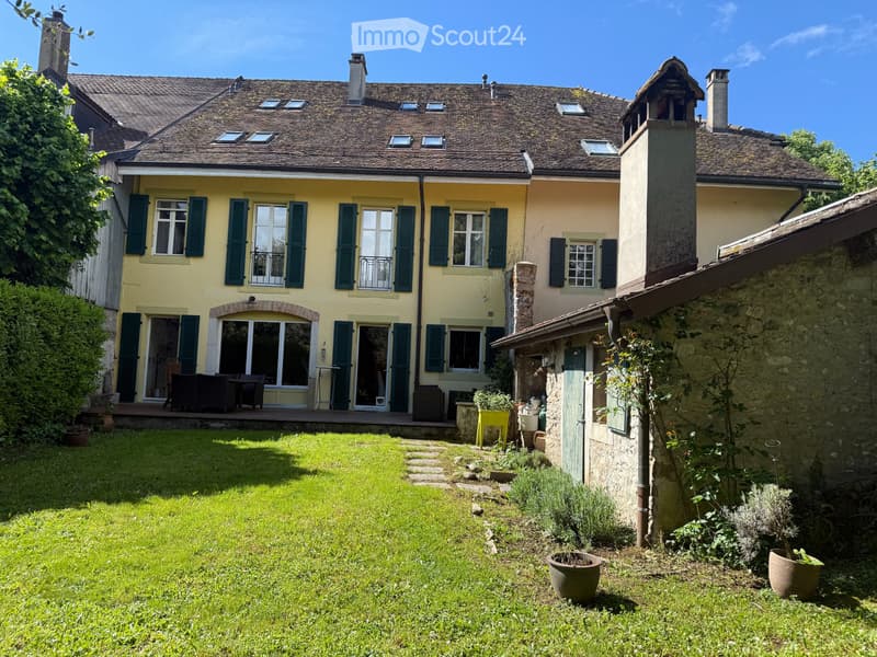 House of exceptional beauty with sublime lake view in the heart of the village (2)
