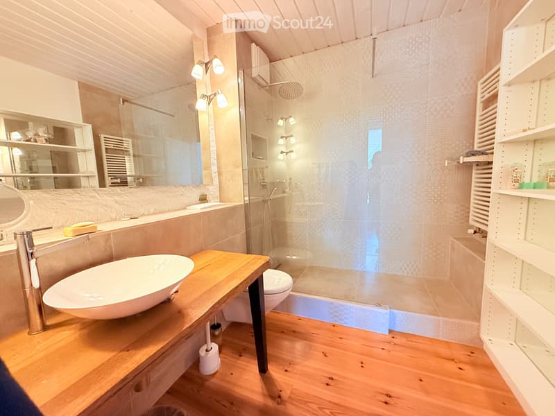 House of exceptional beauty with sublime lake view in the heart of the village (9)
