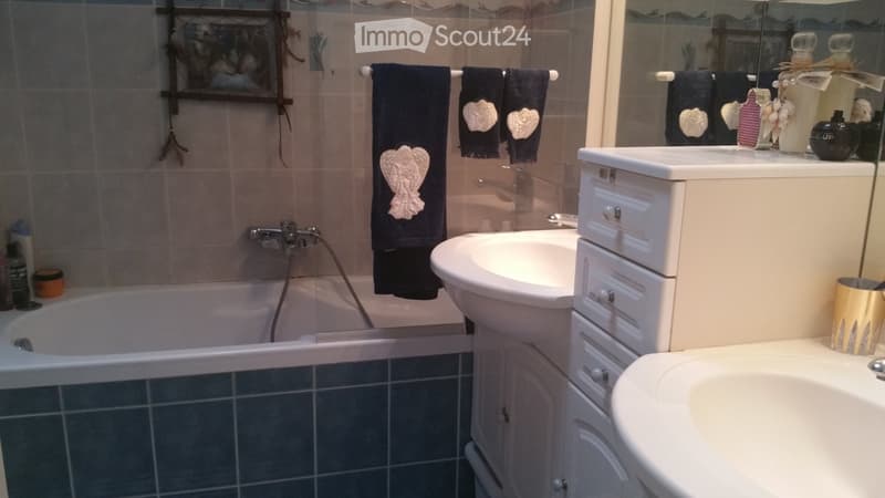 Beautiful room for rent for a young woman (2)