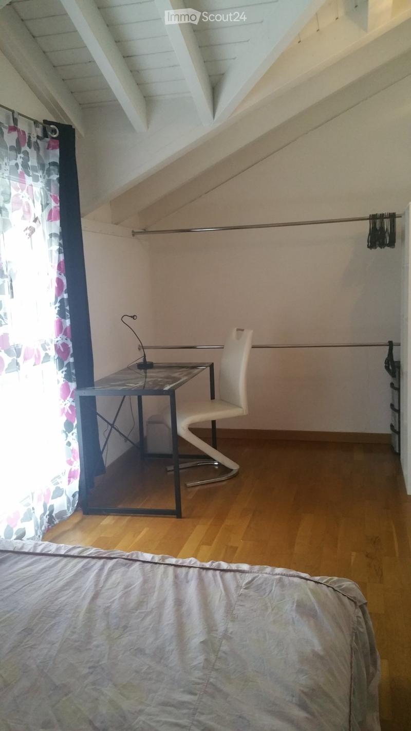 Beautiful room for rent for a young woman (3)