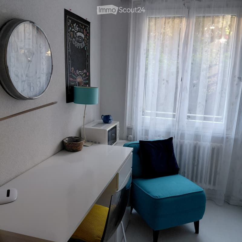 Furnished room with bedding (5)