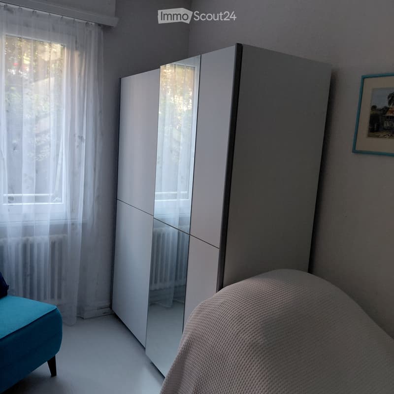Furnished room with bedding (4)