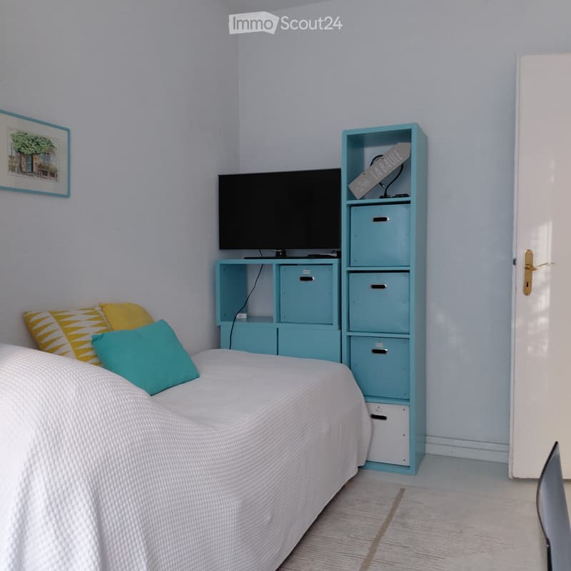 Furnished room with bedding (2)