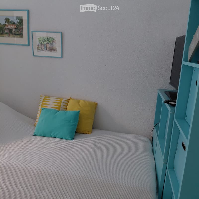 Furnished room with bedding (3)