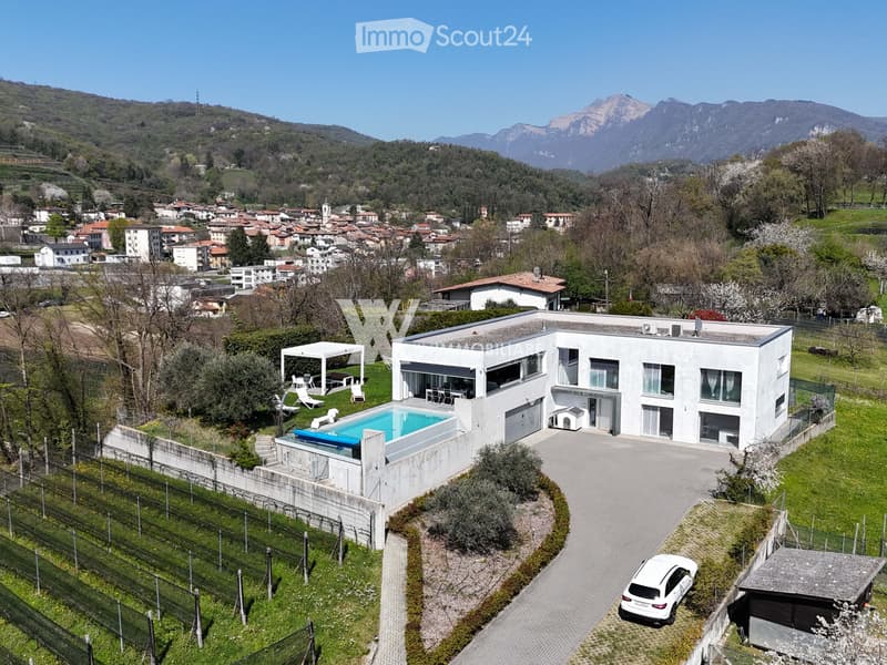 ARZO-MENDRISIO: MODERNA VILLA DI DESIGN CON PISCINA E VIGNA (1)