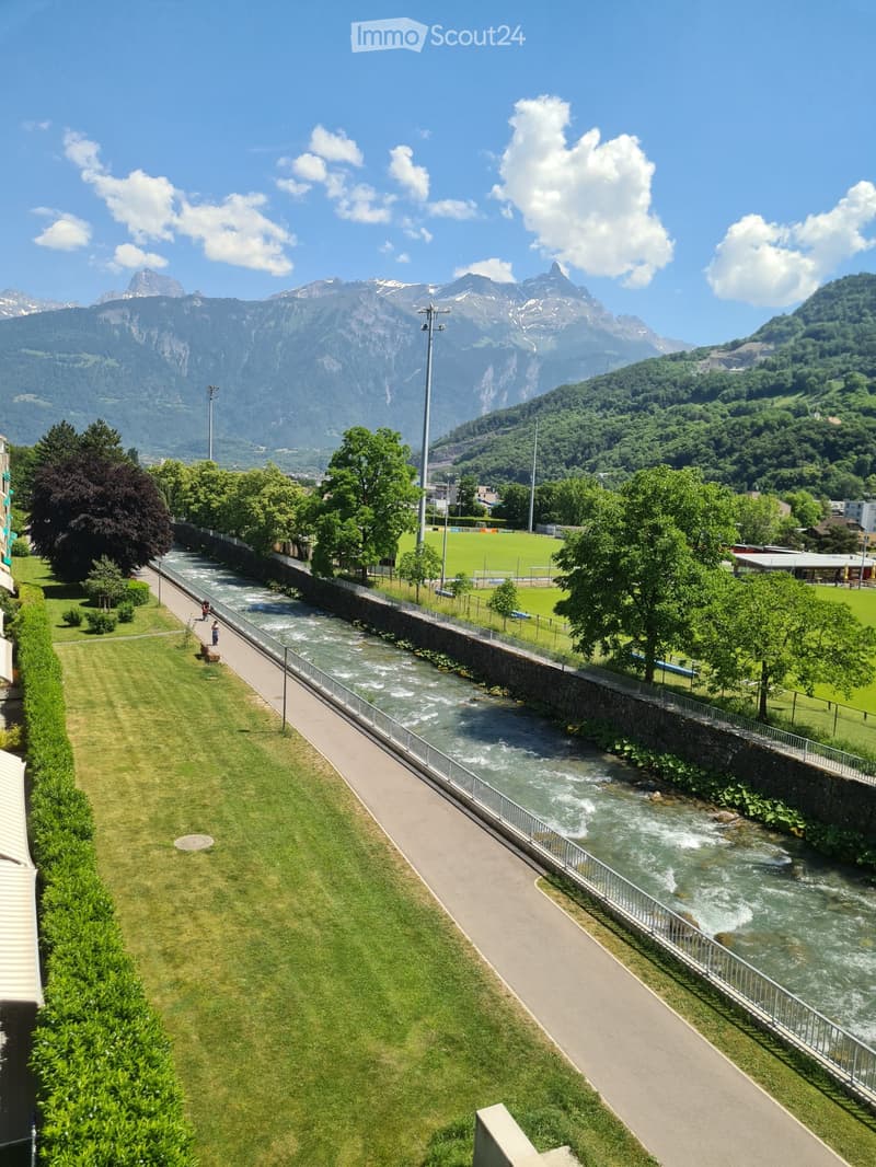 Beautiful 4-room apartment 1/2 by the Vièze! (2)