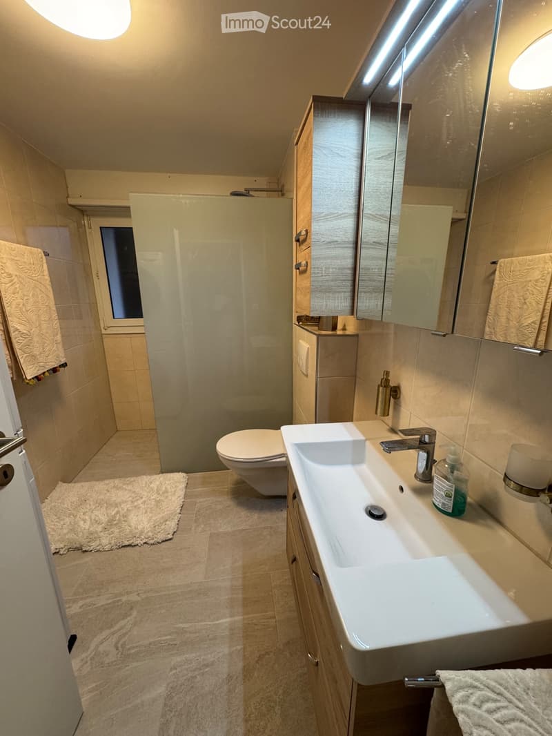 Modern 3.5-room apartment with balcony and garage in Winkel (5)