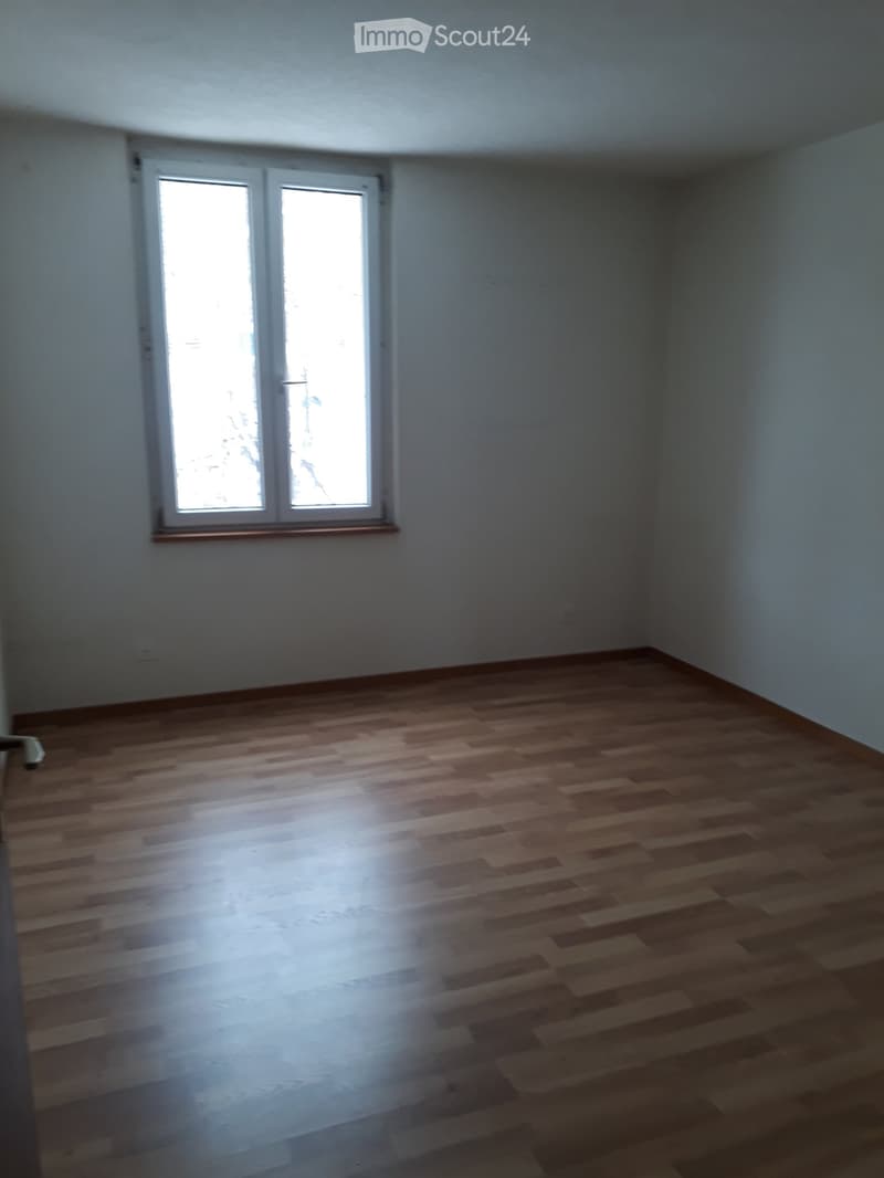 Ein Apartment mit 3.5 Zimmern und Terrasse in Saules (NE), Doloires 21 (2)