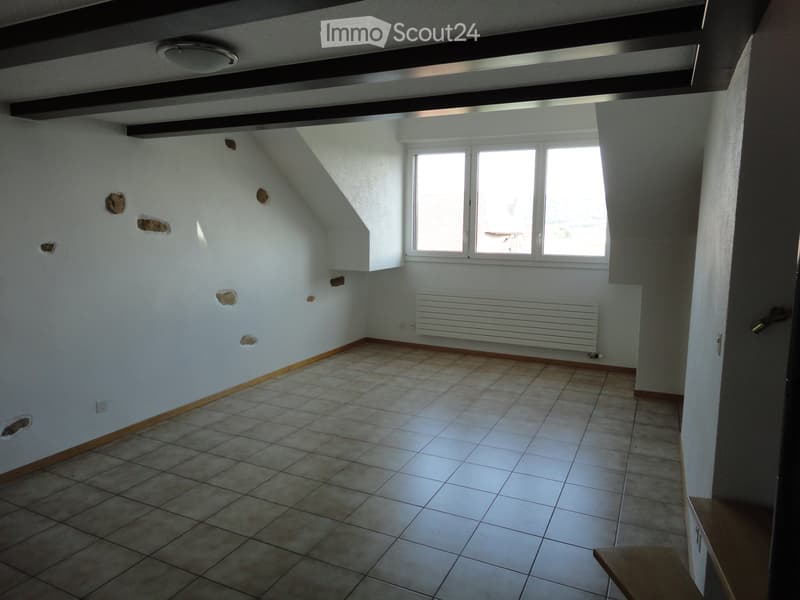 Cornaux, affascinante attico con mezzanino in affitto (2)