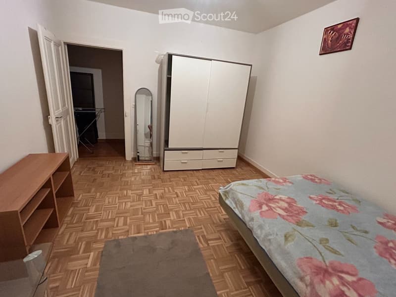 Camera molto carina, arredata e spaziosa, riservata alle donne (2)