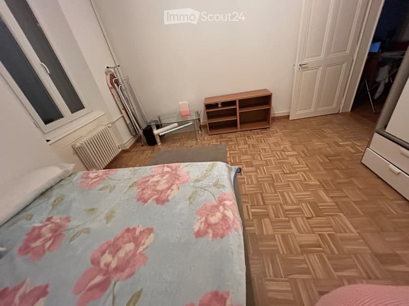 Camera molto carina, arredata e spaziosa, riservata alle donne (4)
