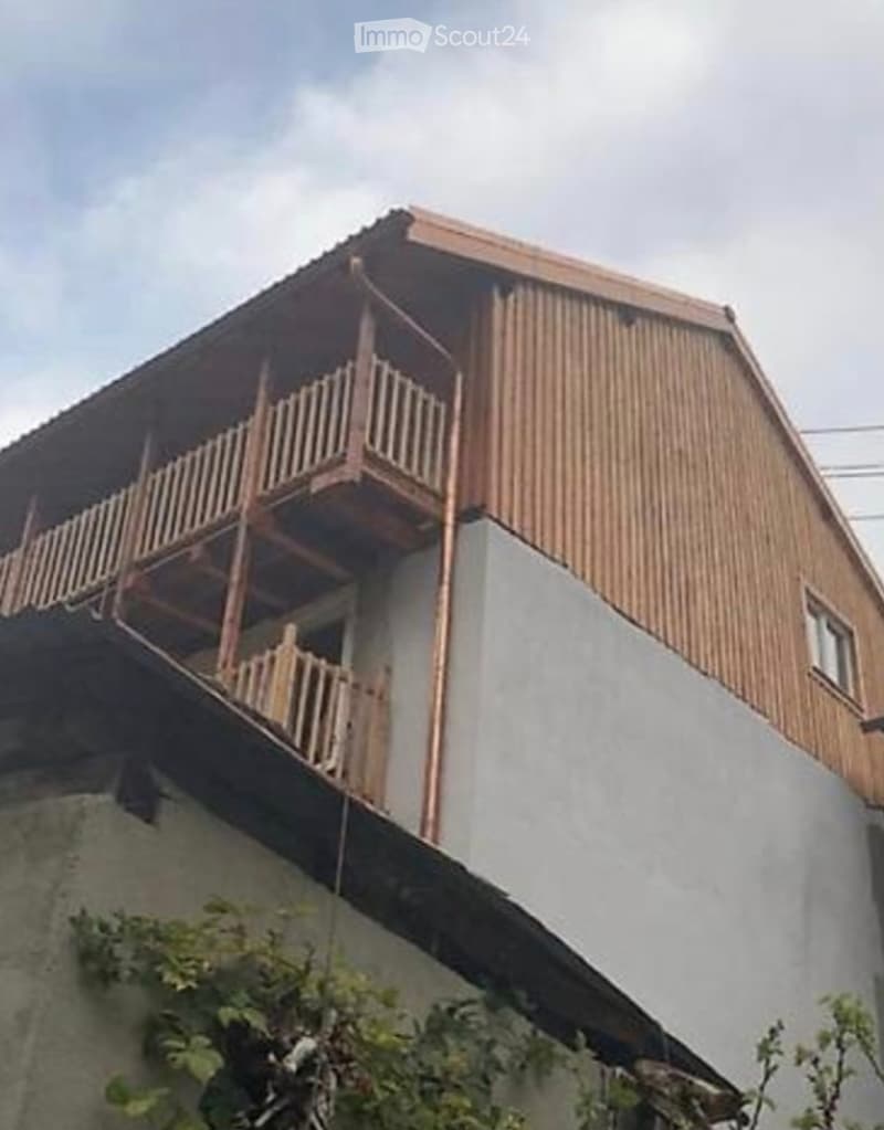 Casa con parco, terreno, giardini, cantine e casetta da giardino (5)