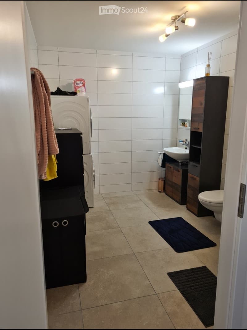 Appartamento con 3.5 locali, balcone e 2 posti auto (4)
